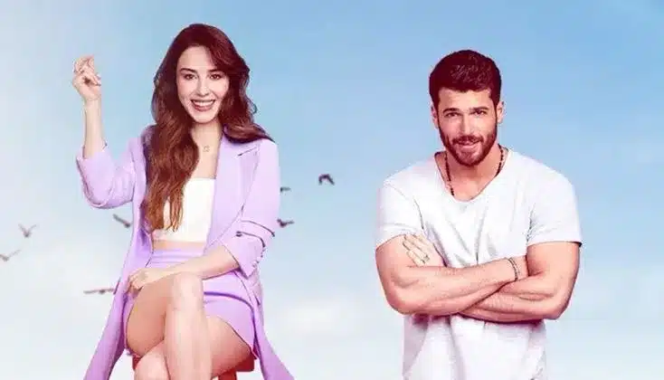 Protagonistas da novela 'Sr. Errado' sorrindo, com uma atmosfera descontraída e romântica.