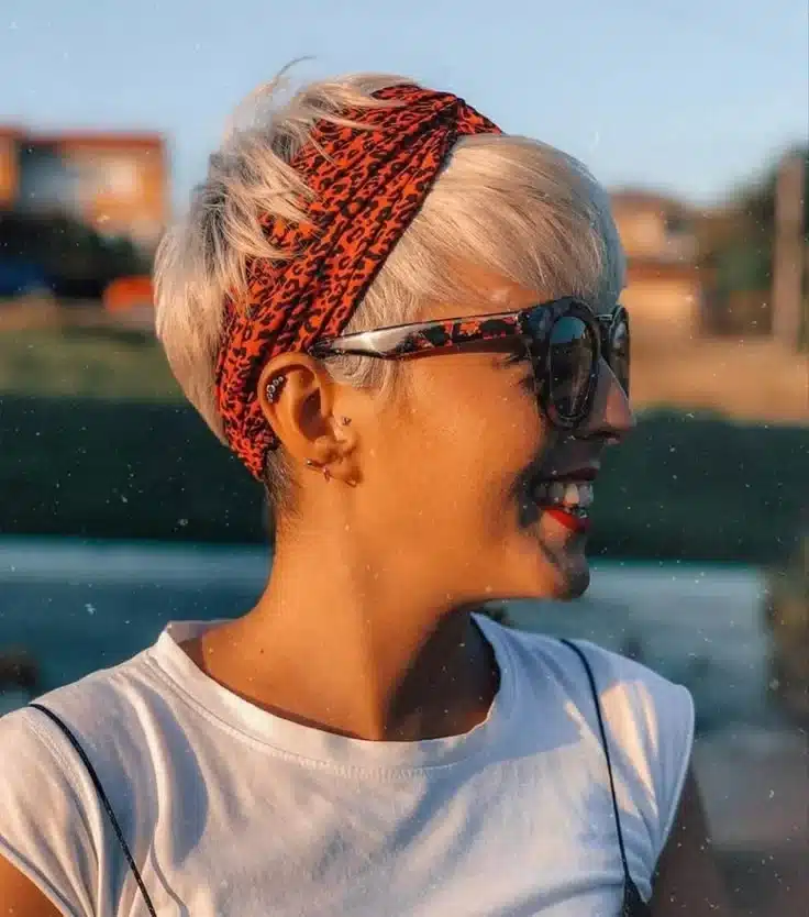 "Look moderno com corte Pixie Mullet, headband de leopardo e óculos de sol"