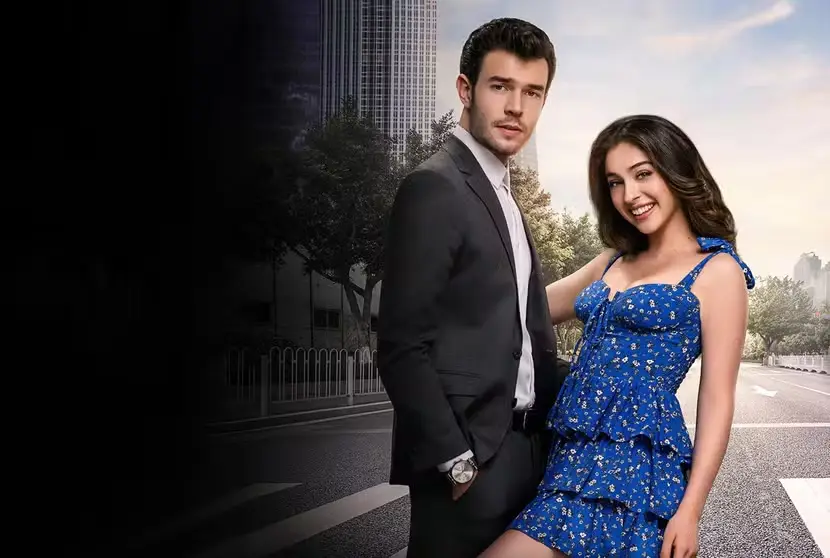 Cena de Ada e o protagonista da novela turca, explorando o tema de superstição e amor, com a cidade ao fundo.