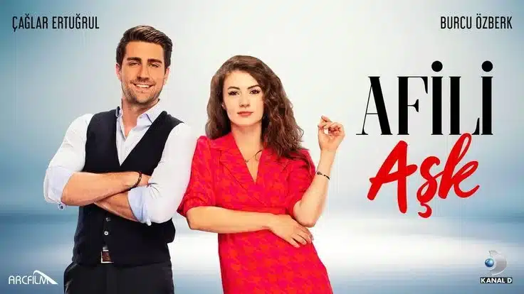 Imagem promocional da série 'Afili Aşk', também conhecida como 'Armadilha do Amor', com os protagonistas sorrindo, em poses descontraídas, com o título da série em destaque.