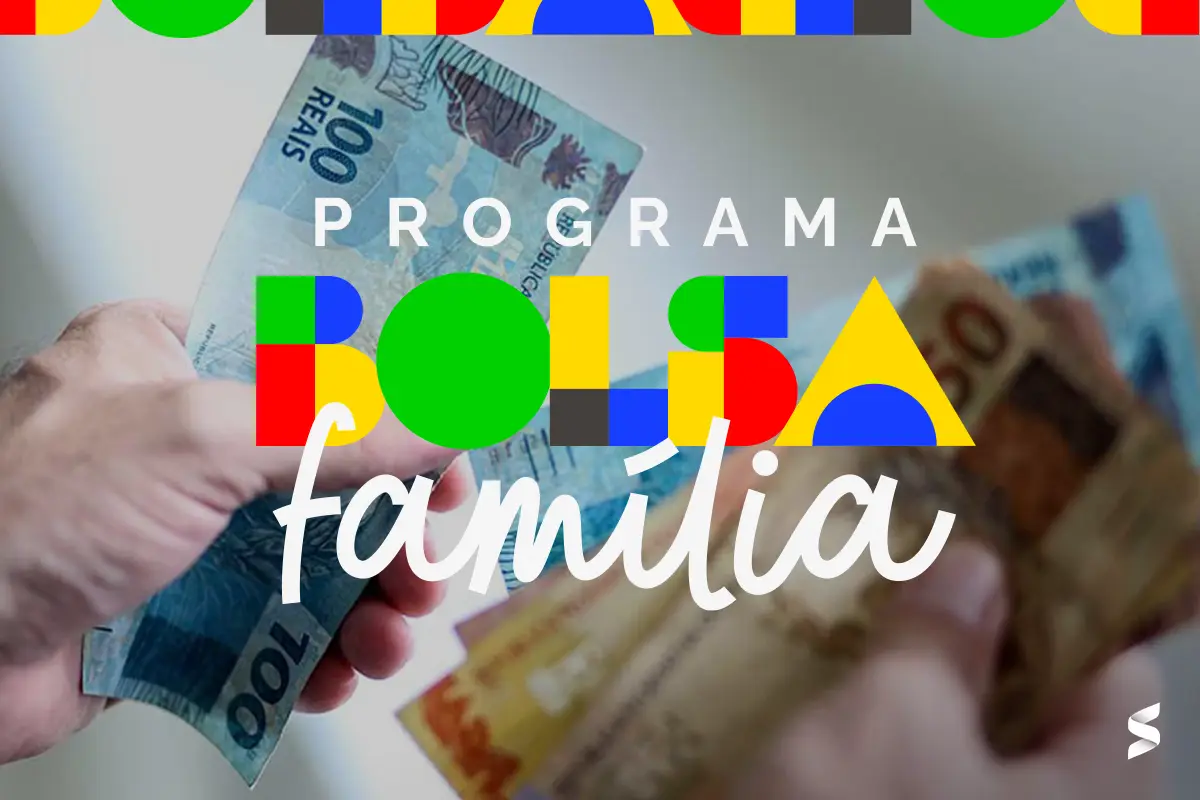 Pessoa segura cédulas de 100 e 50 reais, com o logotipo do Programa Bolsa Família, representando os pagamentos de março.