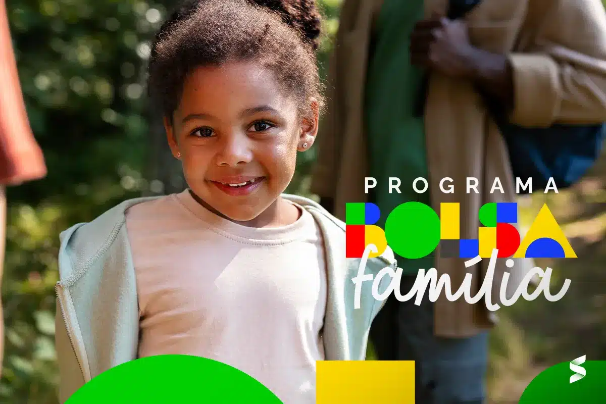 Criança sorrindo com o logo do Programa Bolsa Família, representando o auxílio social.