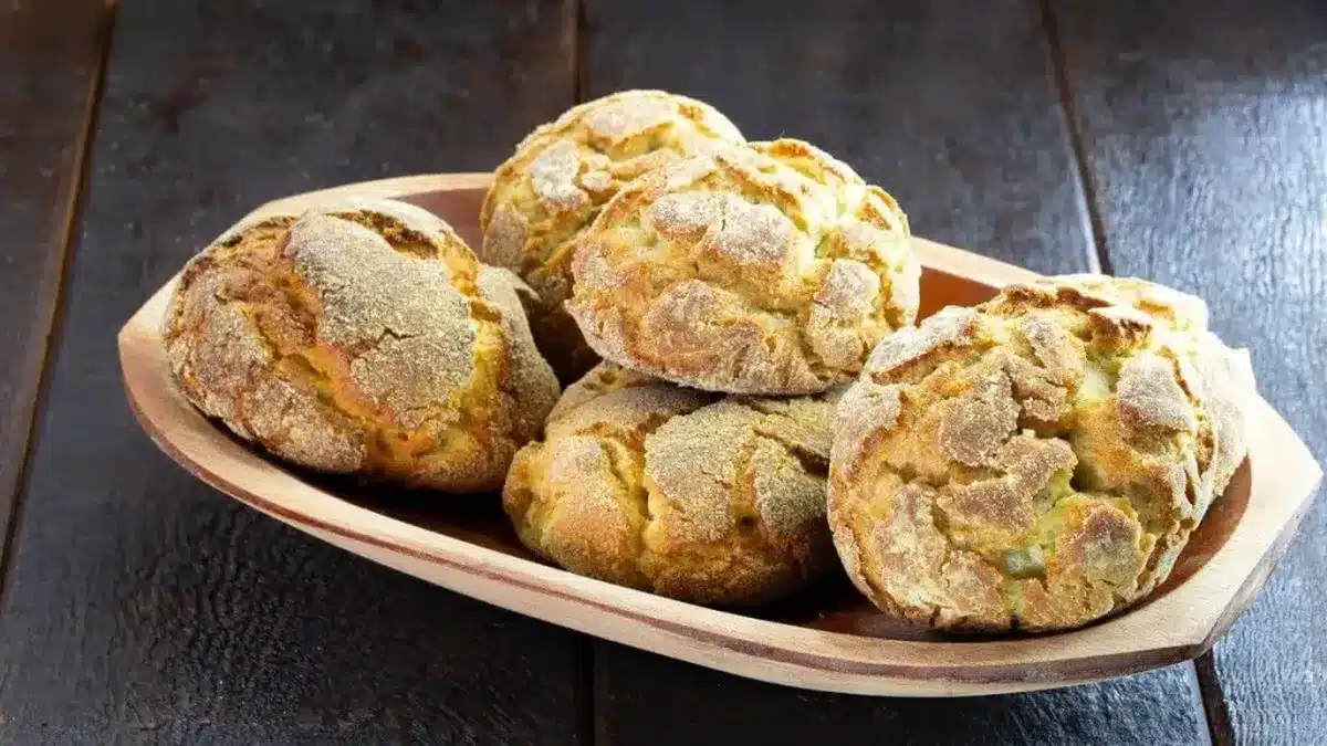 Broas de fubá com amendoim frescas, ideais para o café da manhã ou lanche da tarde.