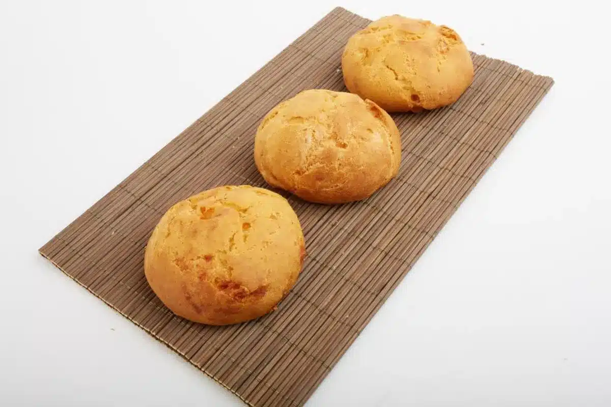 Broas de fubá recém-assadas, ideais para variações na receita, como a adição de queijo ou coco.