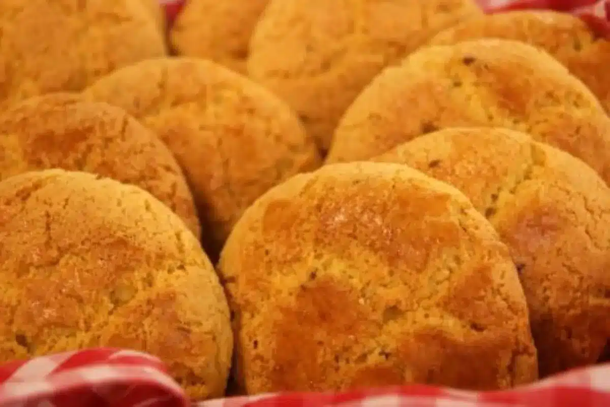 Broa de fubá fresquinha, igual a de padaria