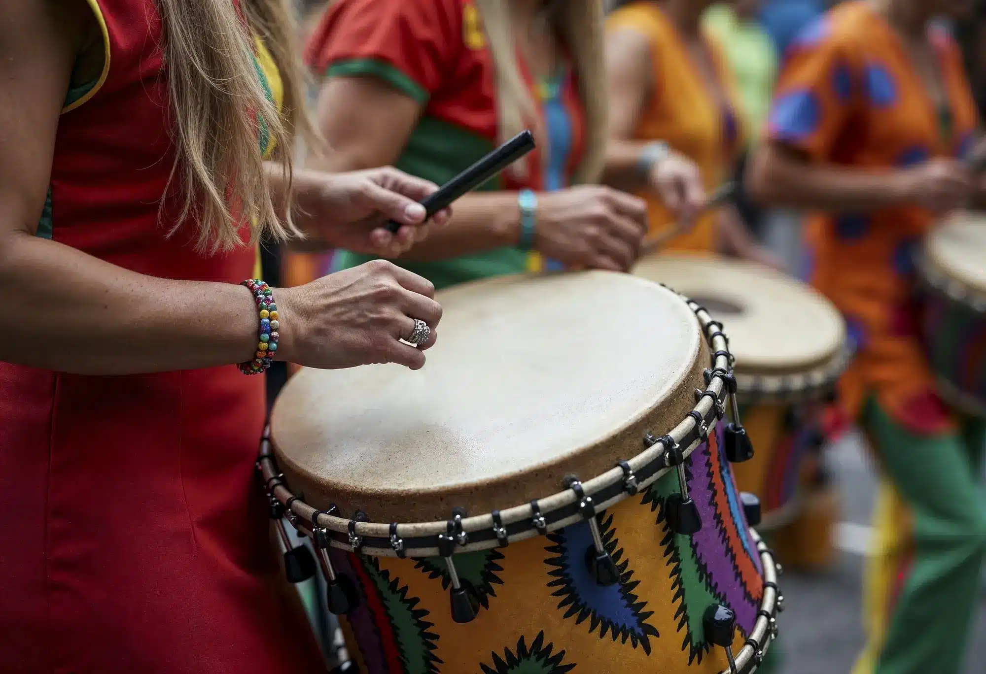 Pessoas tocando tambores durante o Carnaval na Bahia.