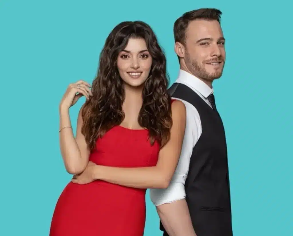 Protagonistas de Sen Çal Kapımı posam com estilo em fundo colorido.