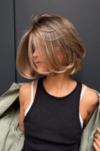 Mulher com cabelo chanel romântico, mostrando um corte moderno e estiloso.