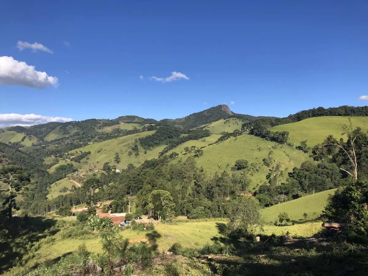 Vista das montanhas e paisagens rurais de Córrego do Bom Jesus, em Minas Gerais.