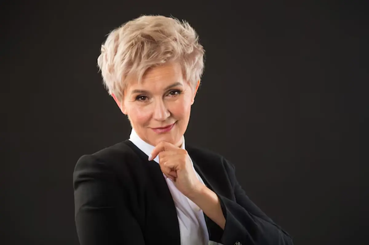 Mulher madura com corte de cabelo curto e moderno, transmitindo elegância e jovialidade