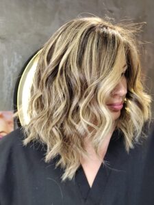 Bob desfiado com camadas longas e ondas texturizadas, proporcionando um visual moderno e volumoso.