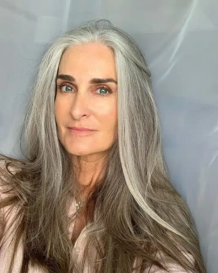 Corte shag moderno com cabelo grisalho, texturizado e volumoso, criando um visual elegante e despojado.