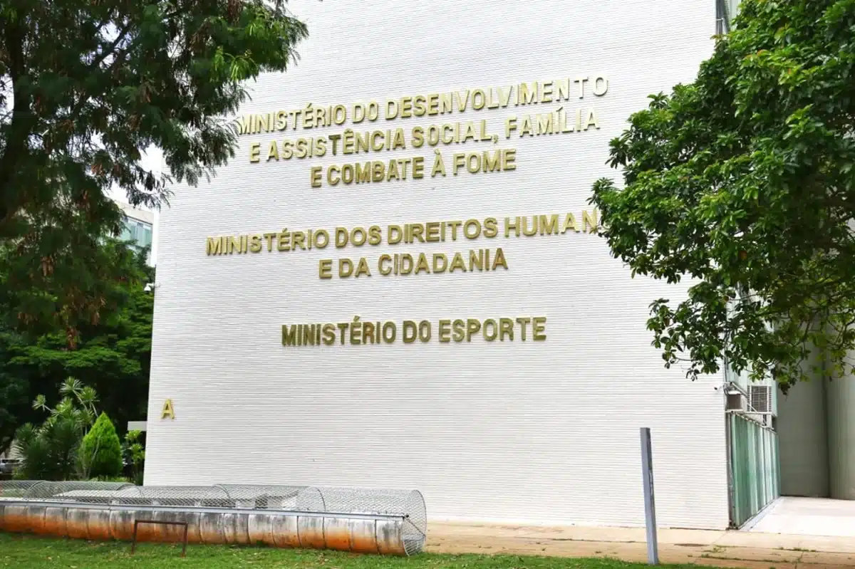 Fachada do Ministério do Desenvolvimento e Assistência Social, Família e Combate à Fome (MDS), responsável pela devolução do Auxílio Emergencial.