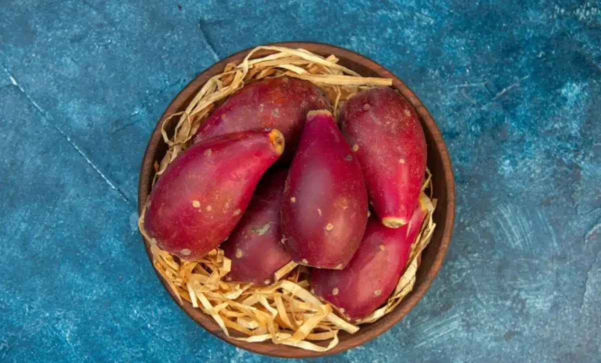 Batatas-doces frescas em um recipiente de madeira, representando a base para um doce perfeito.