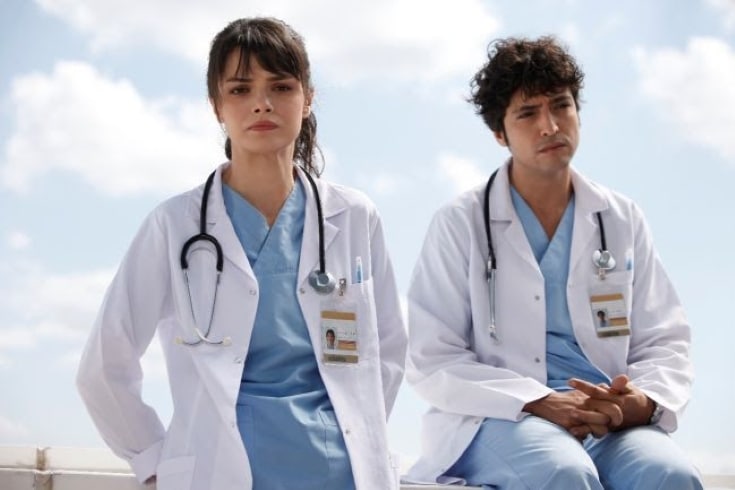 Cena da novela turca 'Um Milagre (Mucize)', com os dois protagonistas médicos em um momento de reflexão.