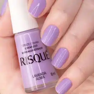 Unhas pintadas com o esmalte Lavanda Alma da Risqué, um tom de lilás cremoso e delicado.