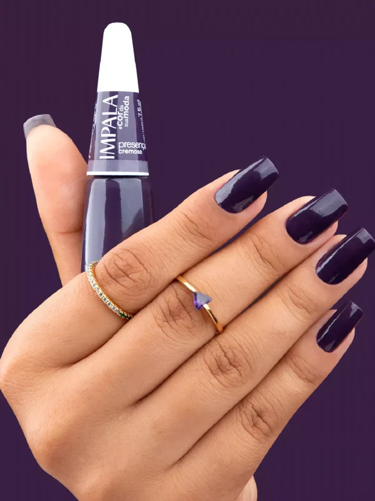 Unhas esmaltadas com o esmalte Impala na cor escura.