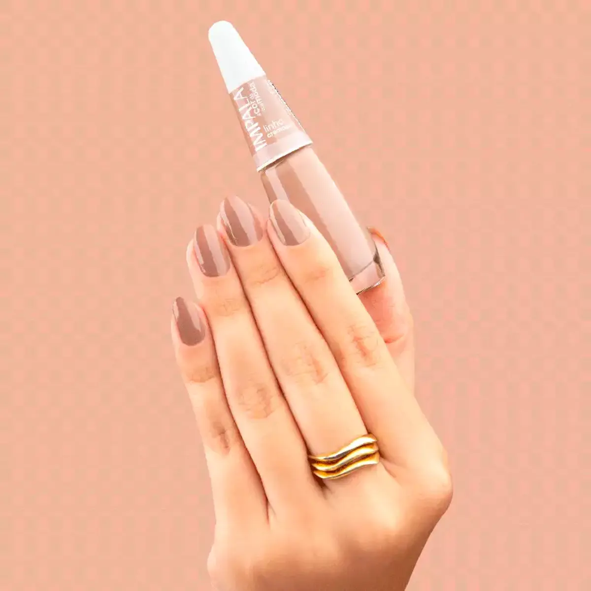 Unhas esmaltadas com o esmalte Impala na cor Linho, um nude rosado sofisticado.