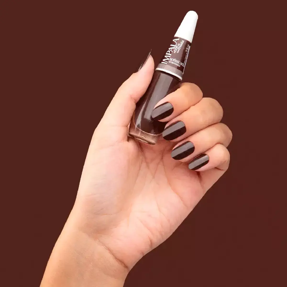 Unhas esmaltadas com o esmalte Impala na cor Sofisticado, um marrom intenso e elegante.
