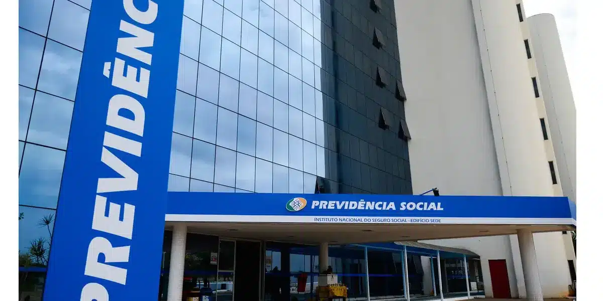 Fachada do prédio do INSS com a placa "Previdência Social" destacada.