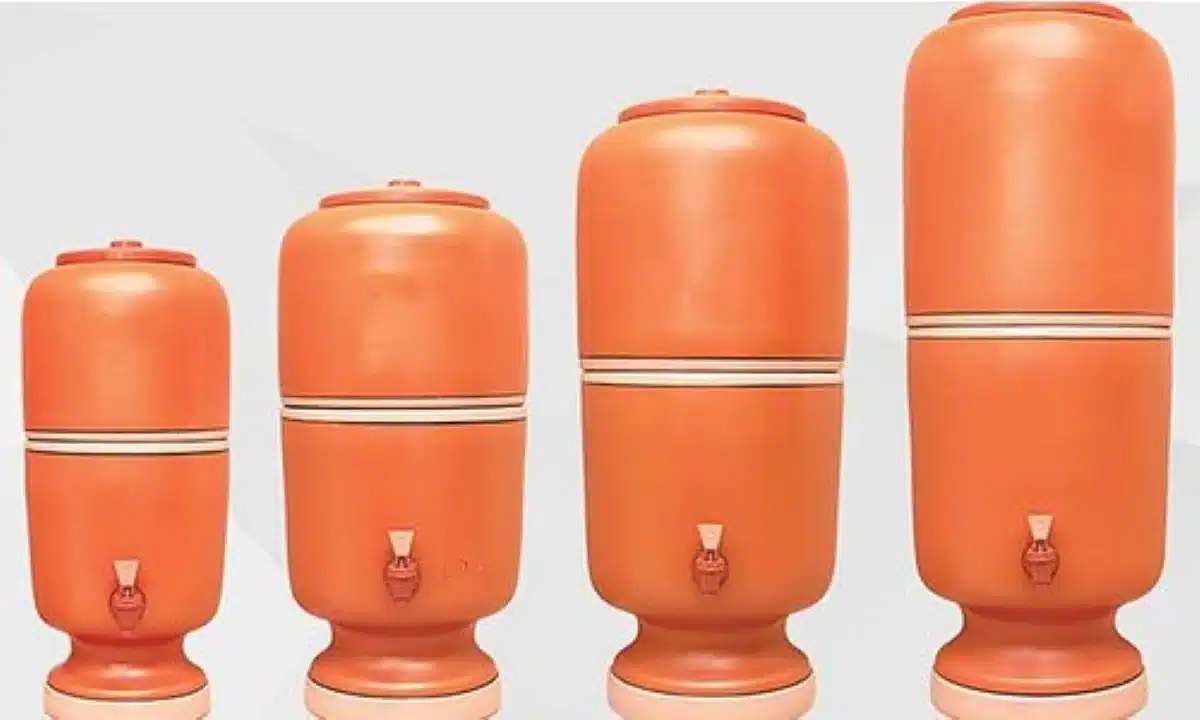 Conjunto de filtros de barro em diferentes tamanhos, com torneiras, sobre fundo claro.