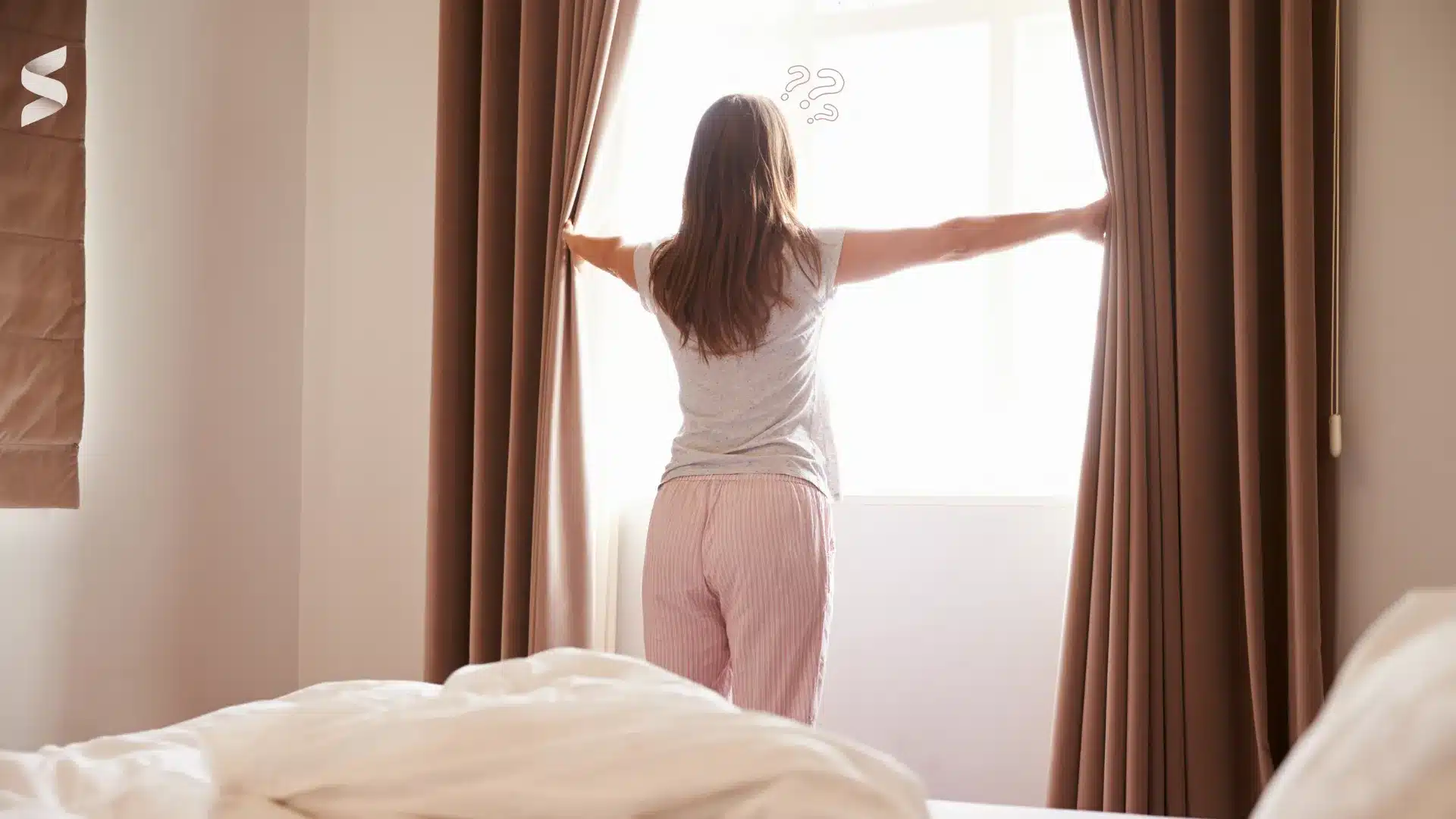 Pessoa abrindo cortinas, representando a mudança na forma de usar cortinas com a nova tendência de 2025.