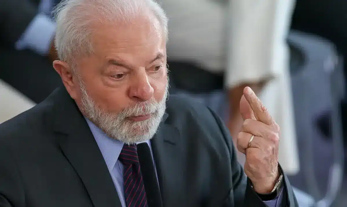 Presidente Lula discursando, com gesto de mão, enquanto apresenta plano de fiscalização do Bolsa Família e BPC.