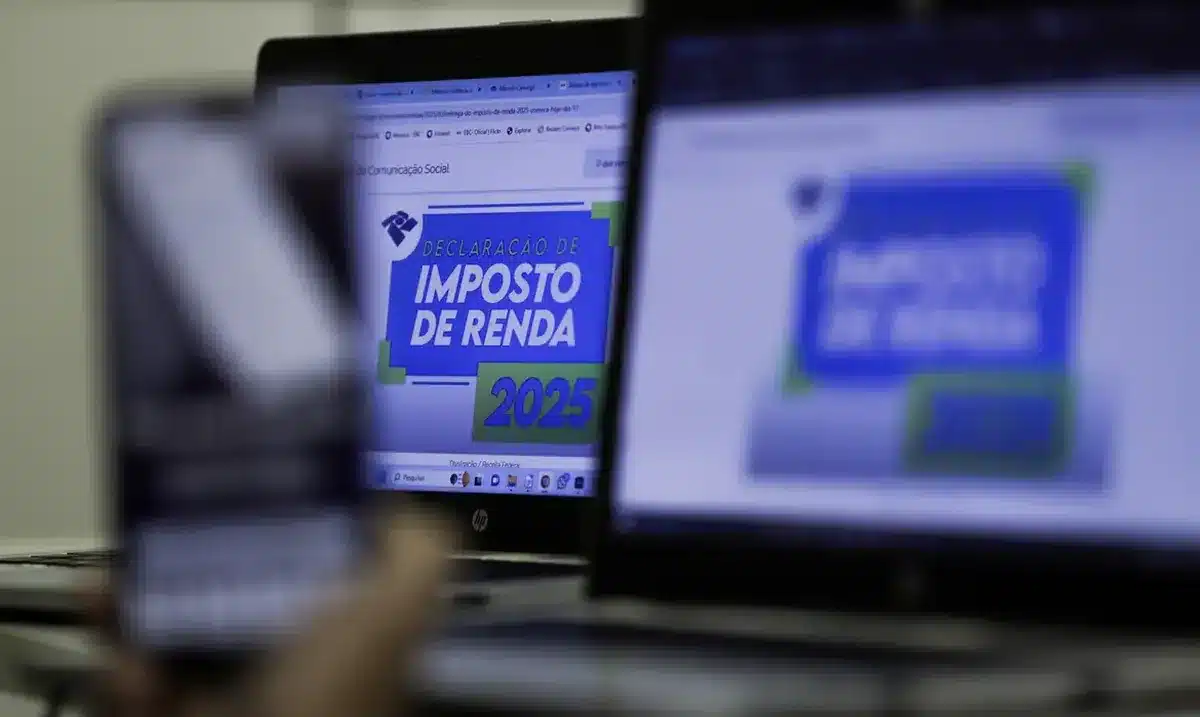 Tela de computador exibindo página sobre declaração do Imposto de Renda 2025.