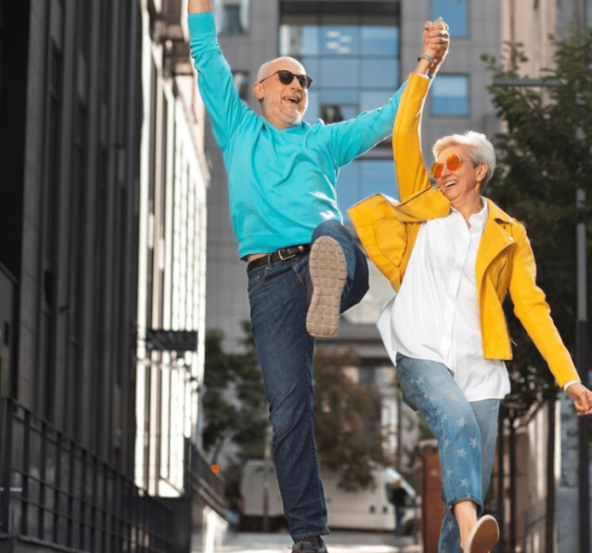 Casal de idosos se divertindo ao ar livre, demonstrando a energia e a alegria que os idosos podem esperar em um show.