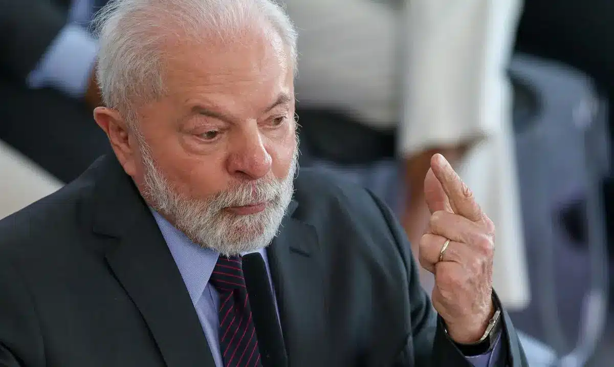 Presidente Luiz Inácio Lula da Silva discutindo questões relacionadas ao 13º salário do INSS.