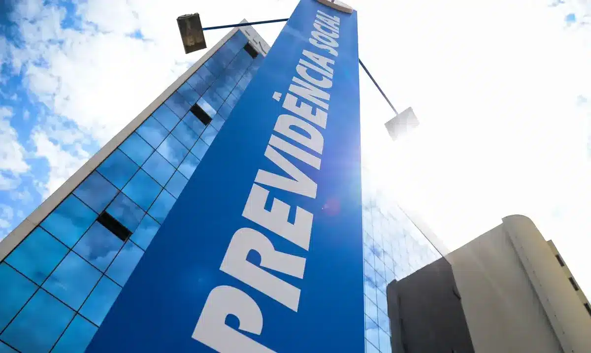 Fachada de um prédio do INSS, com placa visível indicando 'Previdência Social'.