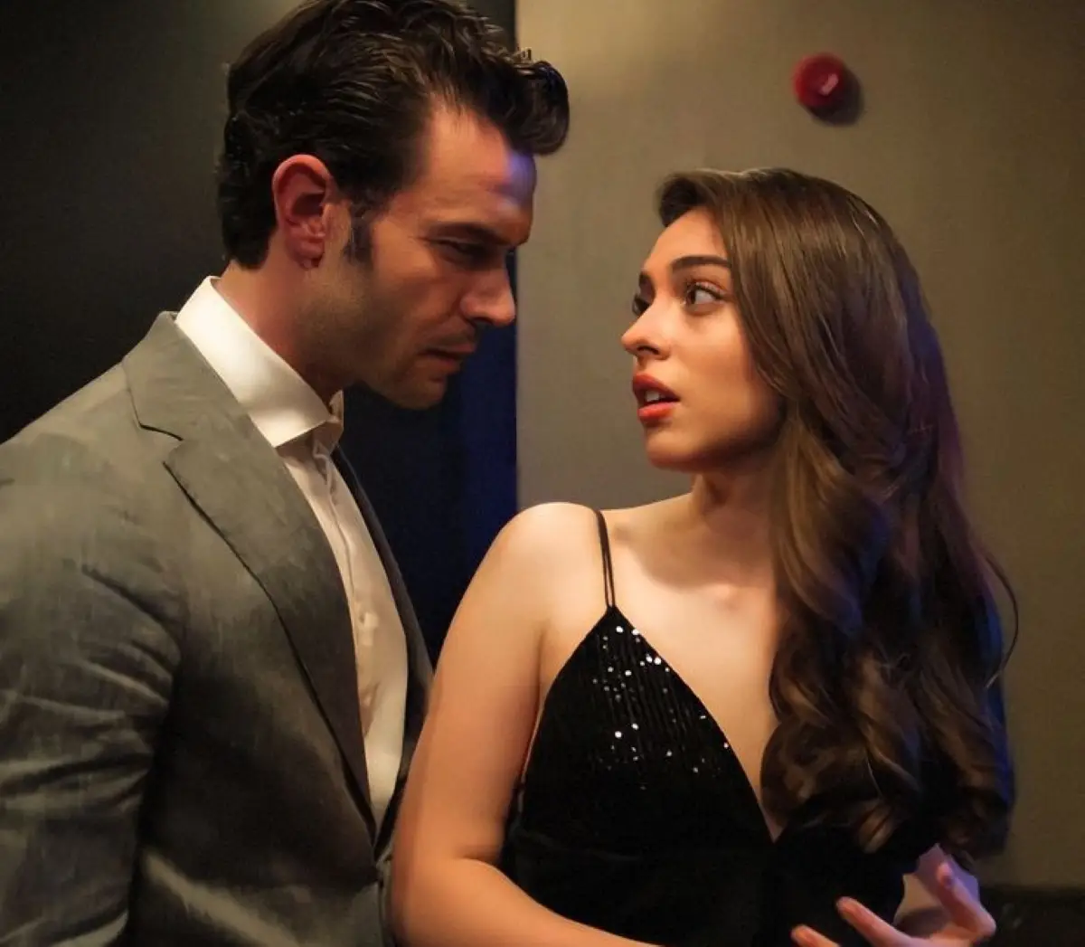 Imagem de um casal da novela turca 'Jogos do Destino', mostrando uma conexão intensa entre os personagens principais.