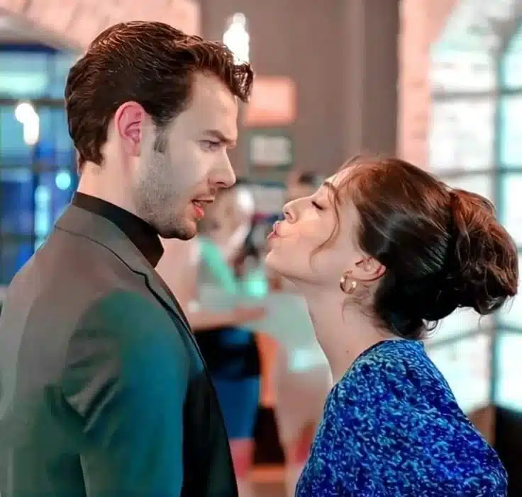 Um momento terno entre o casal principal de 'Jogos do Destino', capturado durante um intenso e brincalhão encarada em uma festa.