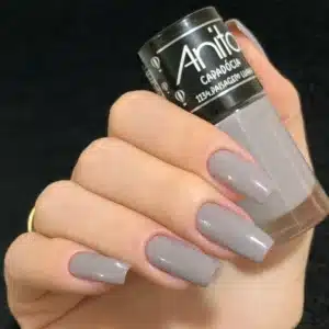 Unhas com esmalte Paisagem Lunar da Anitta, um tom de cinza cremoso sofisticado e elegante.