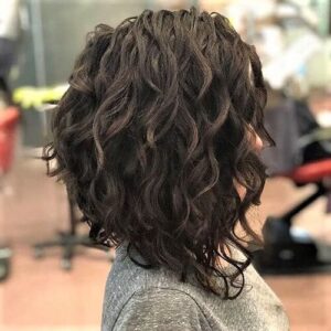 Bob desfiado com ondas, criando um visual volumoso e cheio de movimento, ideal para um look moderno e elegante.