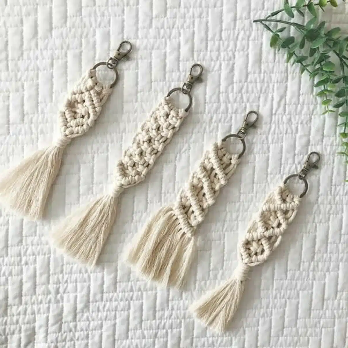 Chaveiros de macramê com detalhes de franjas, feitos com fios naturais, ideal para iniciantes na técnica.