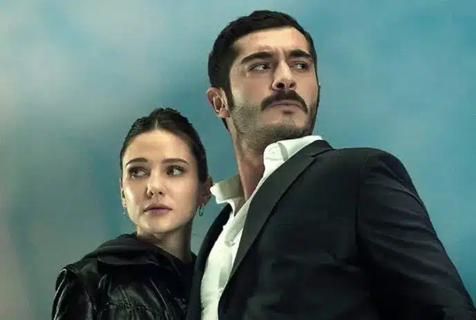 Cena de Marasli e Mahur, personagens da novela turca, em um momento de tensão, destacando os temas de amor e sacrifício.