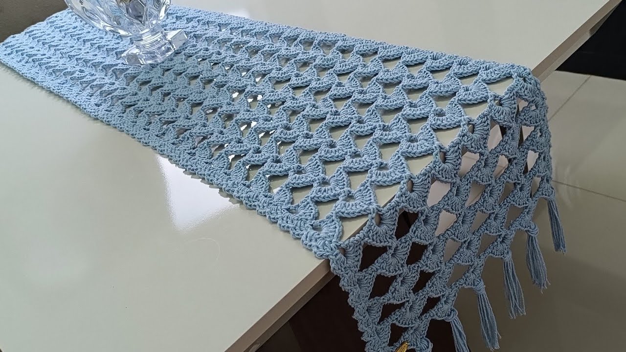 Mesa decorada com crochê elegante e luxuoso