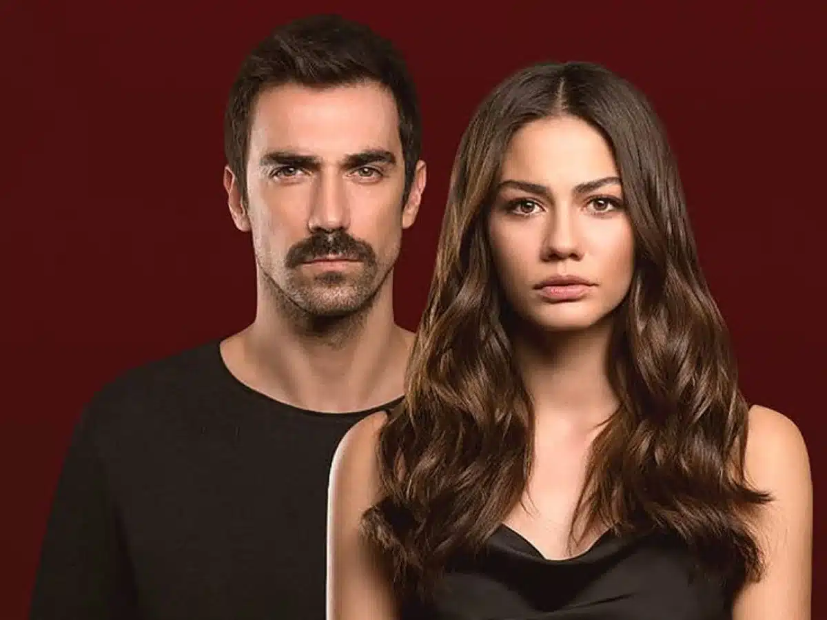 Imagem dos protagonistas da novela turca 'Meu lar, meu destino', com fundo vermelho.
