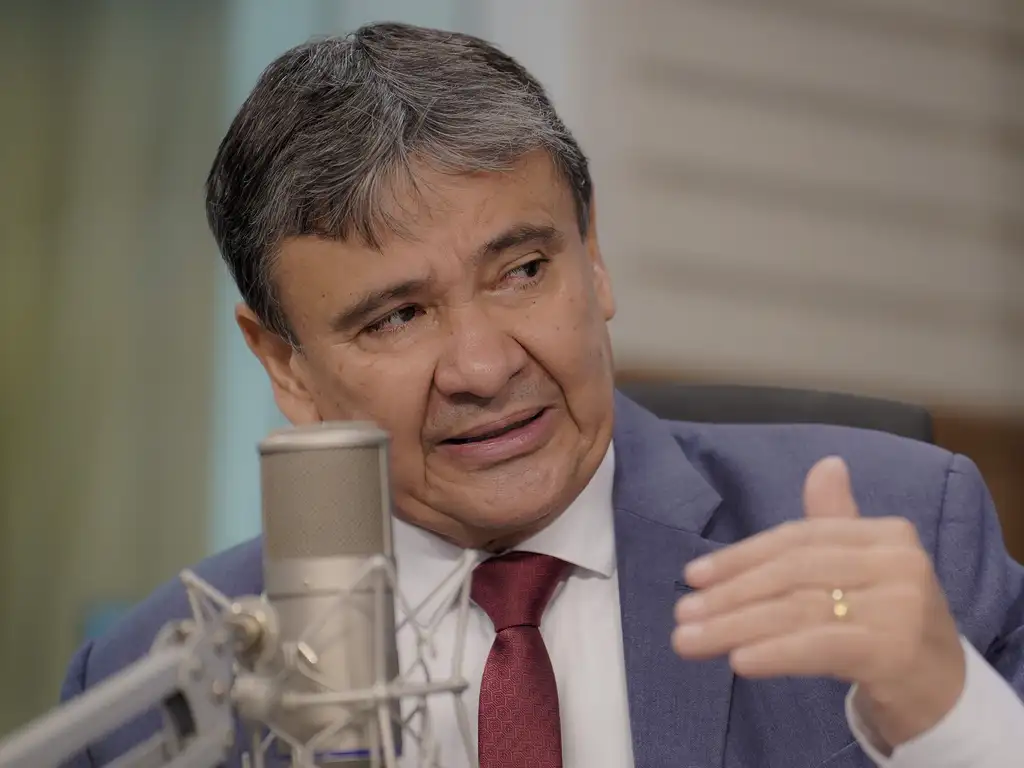 Ministro da Assistência Social, Wellington Dias, se comunicando durante entrevista.