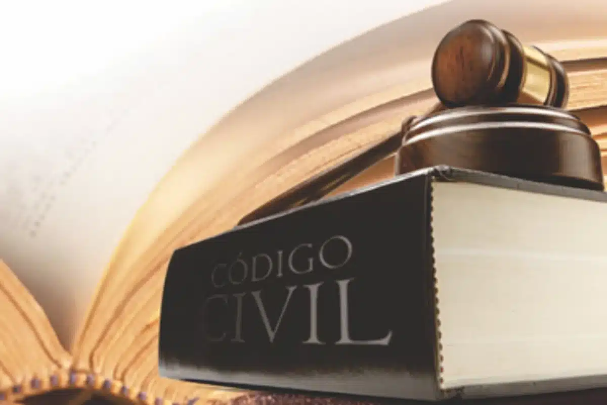 Imagem do Código Civil com martelo de juiz, representando as mudanças nas regras de herança