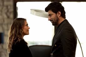 Cena da série 'Old Money' com os personagens principais, Engin e Asli, destacando momentos de tensão e romance entre eles.