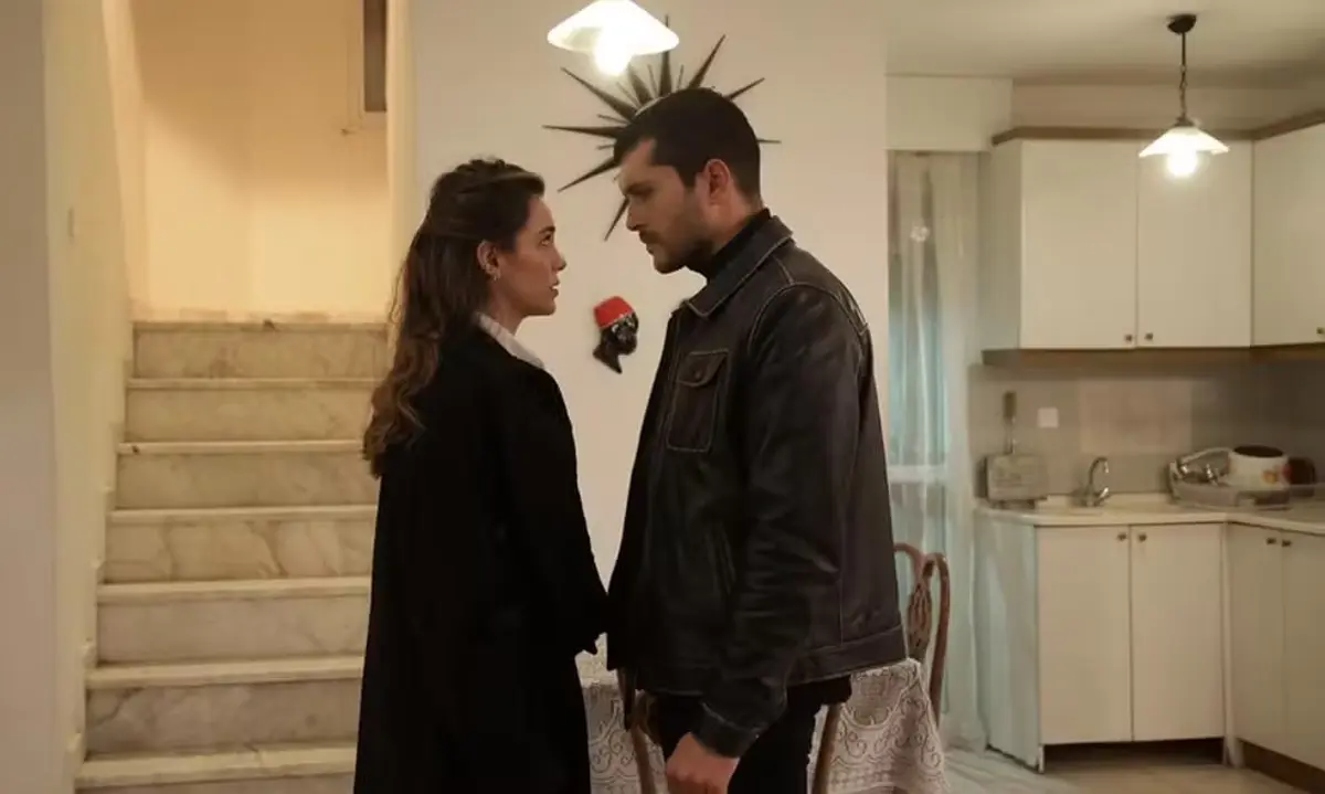 Cena de tensão entre os protagonistas de uma novela turca de máfia, mostrando o confronto entre eles.