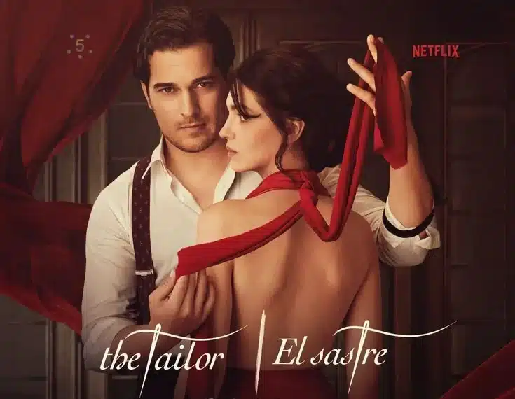 Imagem promocional da série 'O Famoso Alfaiate' com um homem e uma mulher em pose íntima. O homem está ajustando a fita vermelha no pescoço da mulher, com um fundo clássico e elegante.