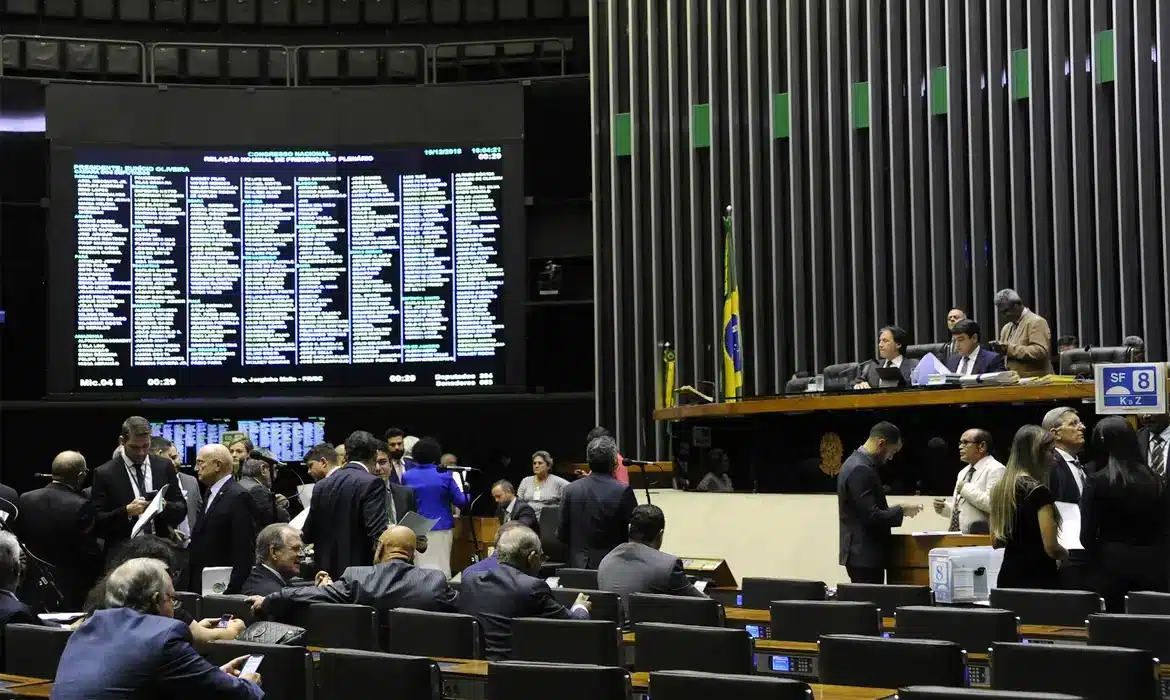 Plenário da Câmara dos Deputados durante sessão, com deputados discutindo questões orçamentárias e fiscais.