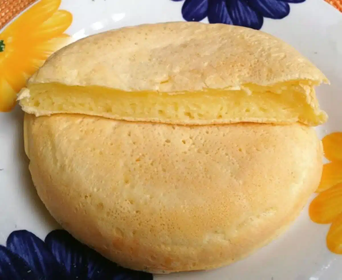 Pãozinho de frigideira recheado com queijo derretido.