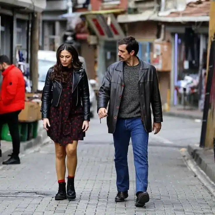 Zeynep e Mehdi, personagens de 'Meu Lar, Meu Destino', caminhando juntos em uma rua.