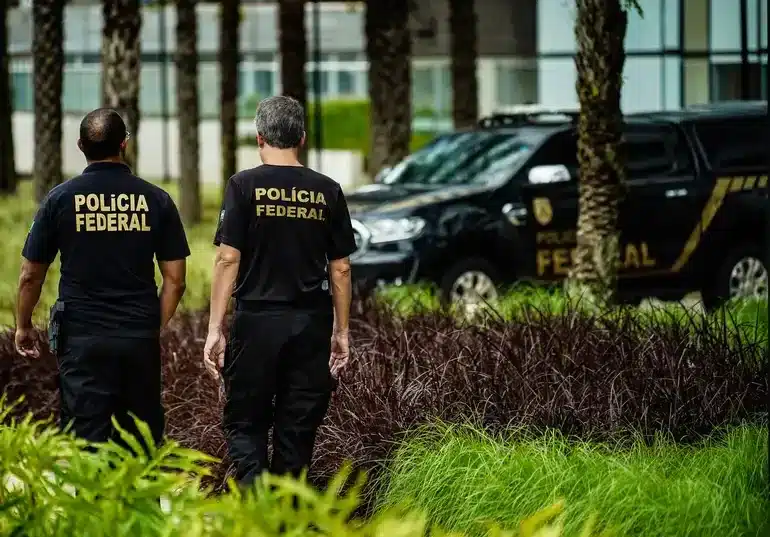 Agentes da Polícia Federal em operação, reforçando a integração entre instituições no combate a fraudes.
