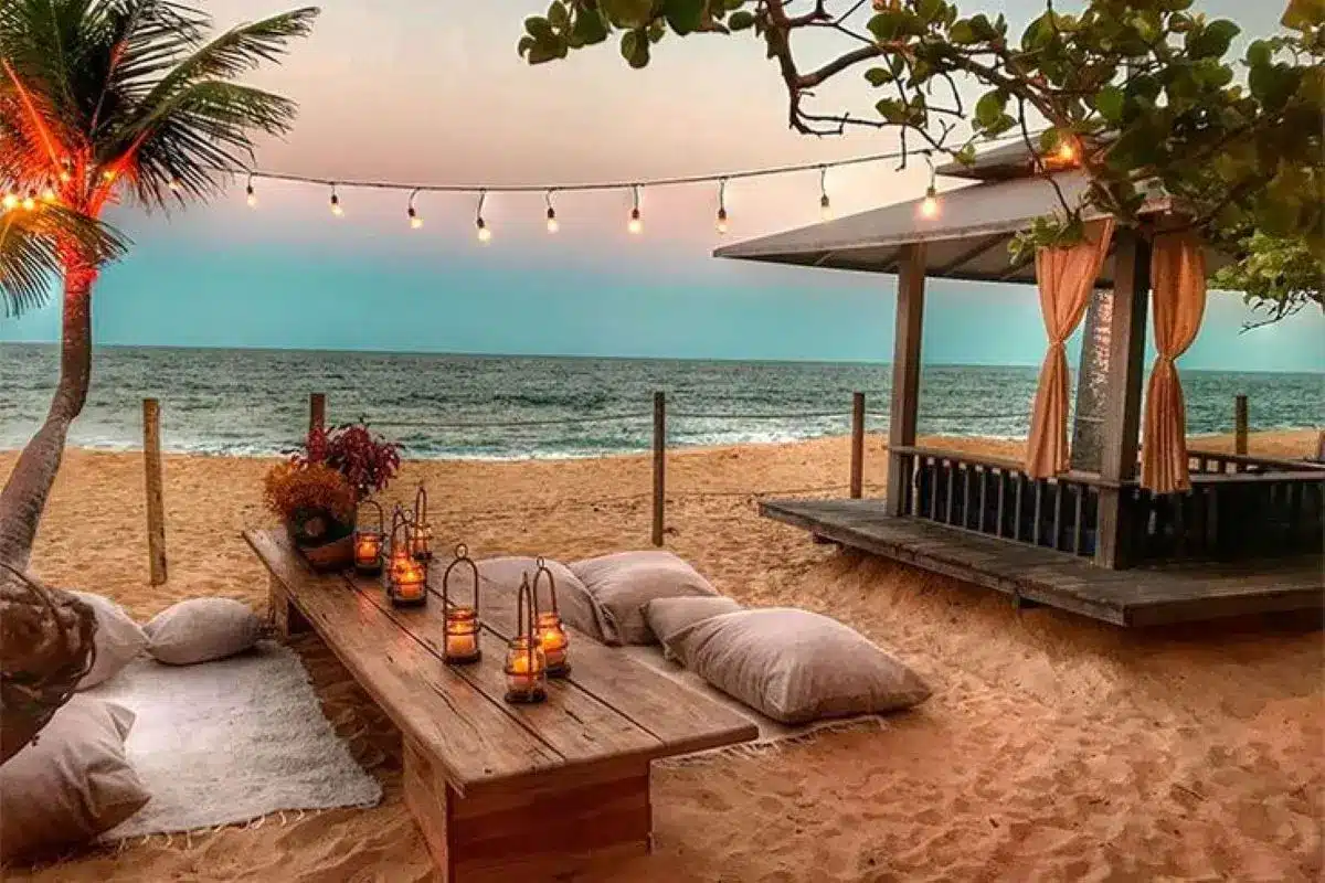 Ambiente aconchegante e iluminado à beira da praia, perfeito para relaxar e aproveitar a paisagem.