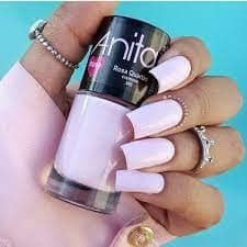 Unhas pintadas com o esmalte Rosa Quartzo da Anita, um tom suave e delicado de rosa cremoso.
